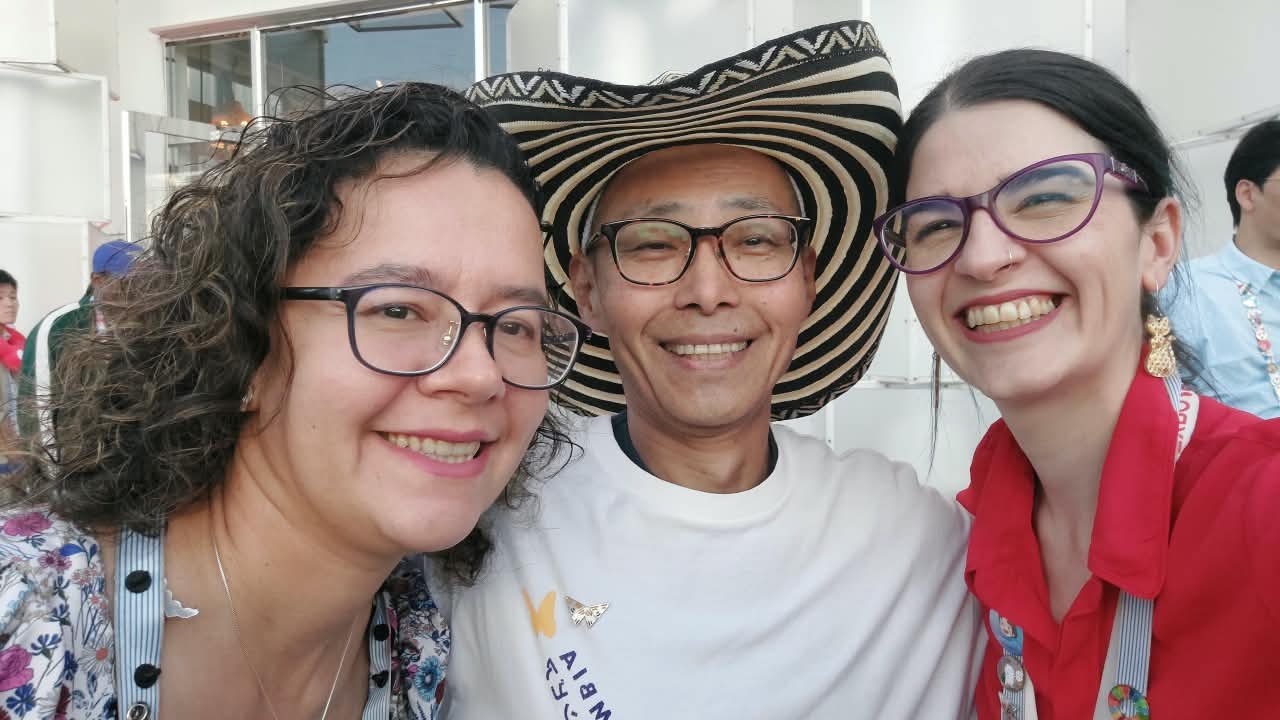 Smiles at Expo Osaka 2025, with a sombrero vueltiao