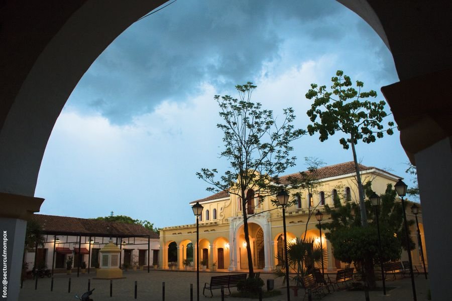 Plaza of Mompox's historic center at dusk